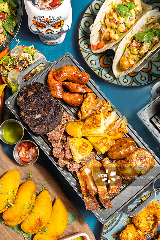 烤肉牛肉玉米饼鸡肉肉肠香肠烤肠果木碳烤烧烤吃肉牛肉牛臀肉炭火烧烤烤土豆炸猪腩猪肉图片素材