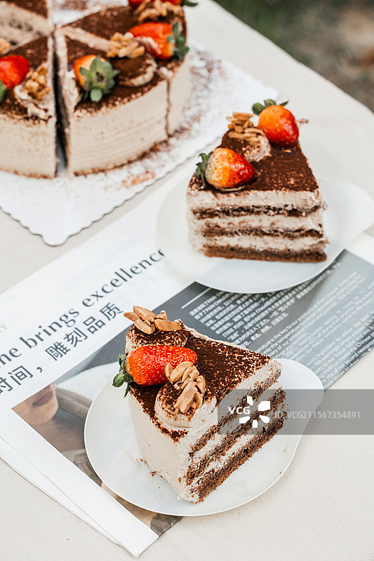提拉米苏生日蛋糕草莓蛋糕奶油蛋糕裱花甜品甜食下午茶生日蛋糕可可粉图片素材