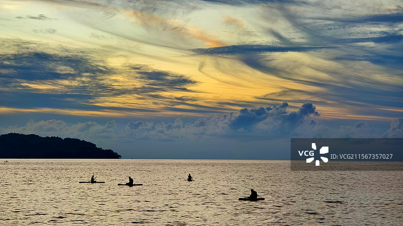 黄昏日落，天空颜色变幻莫测。图片素材