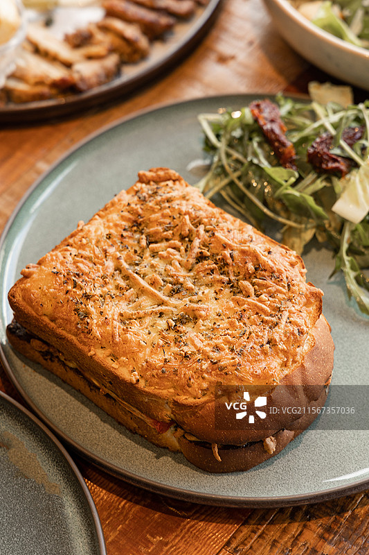 面包吐司烘焙三明治碳水早午餐马苏里拉芝士厚吐司火腿片水波蛋蔬菜图片素材