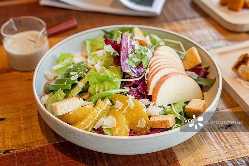 沙拉牛油果沙拉蔬菜沙拉水果沙拉牛油果苹果图片素材