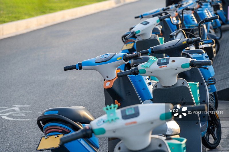 河北石家庄 道路上的共享单车图片素材