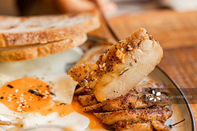 烤面包秘制鸡腿排太阳蛋鸡蛋液烤鸡肉烤番茄面包全麦面包鸡排鸡肉图片素材