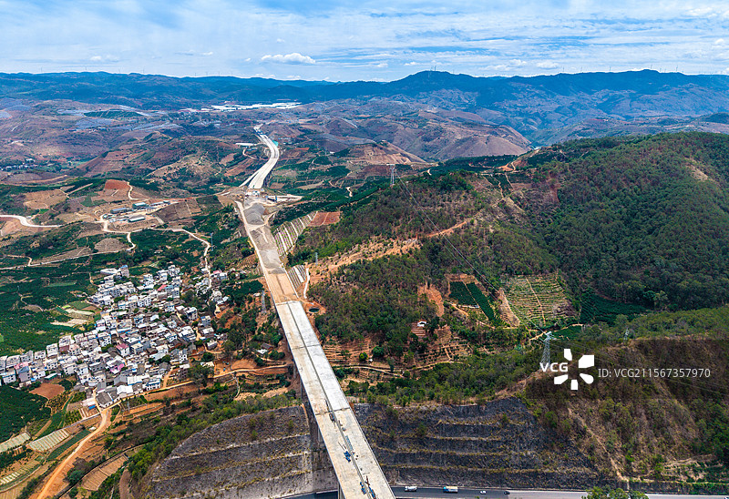 云南省玉溪市华宁县盘溪镇建设中弥楚高速公路图片素材