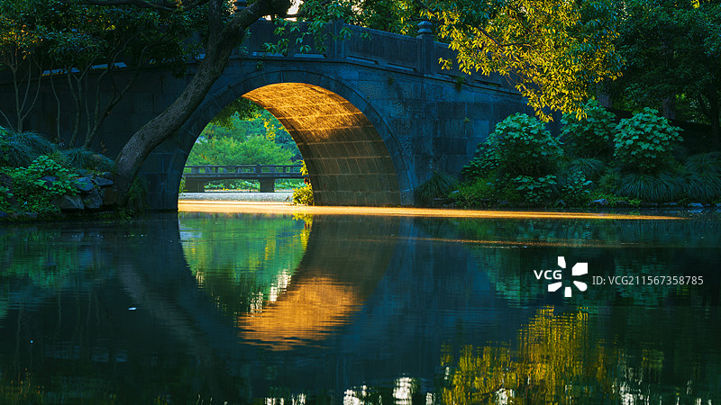 杭州西湖曲院风荷“金光穿洞”图片素材