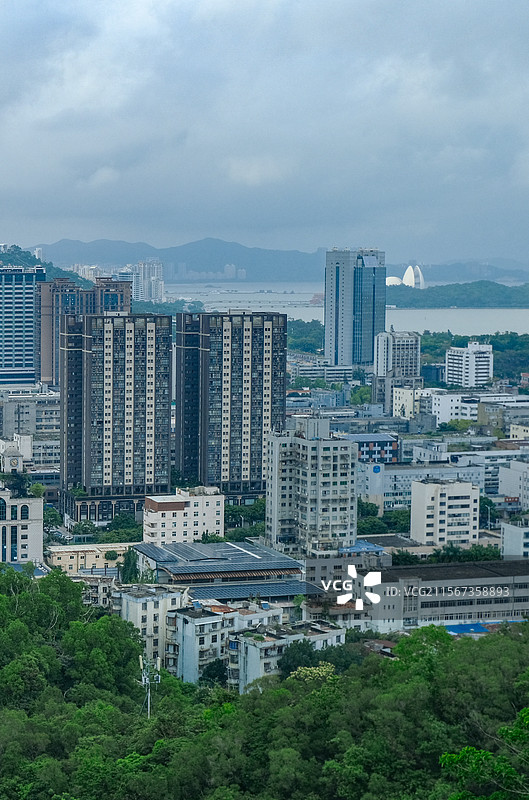 在珠海石花山上眺望吉大街道和情侣路海岸线图片素材