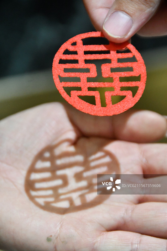 婚宴氛围  手心上的红色喜字剪纸图片素材