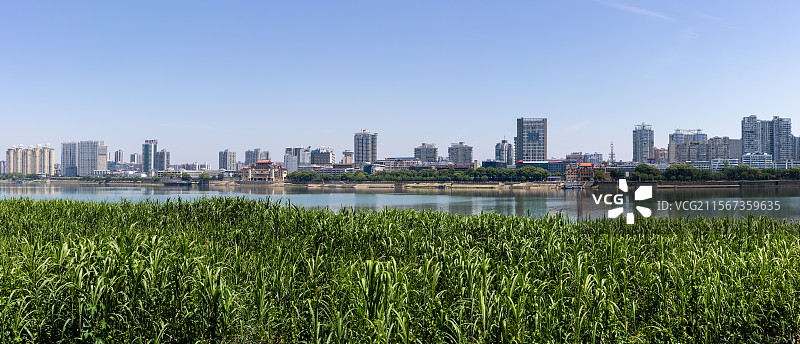 沅江南岸常德市区沿江城市风光图片素材