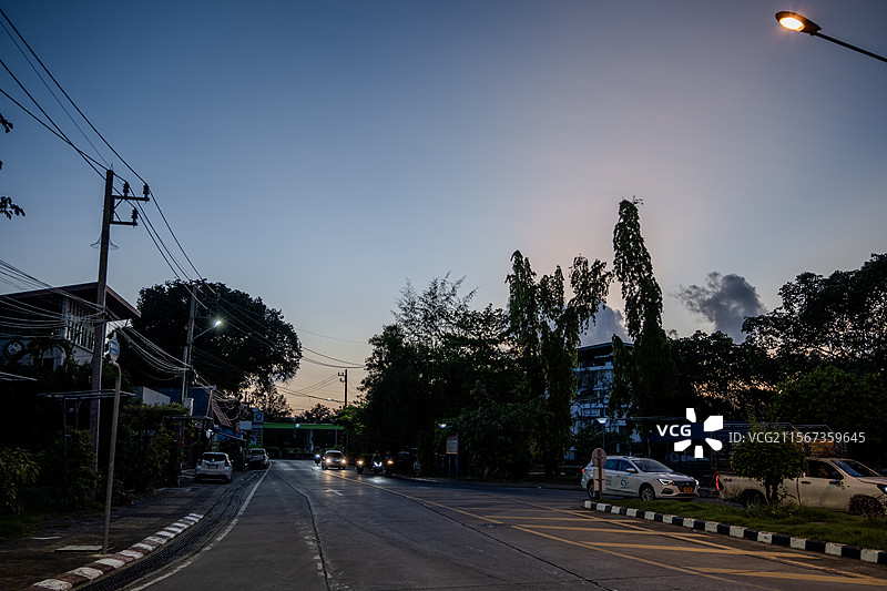 普吉岛日出前街道图片素材