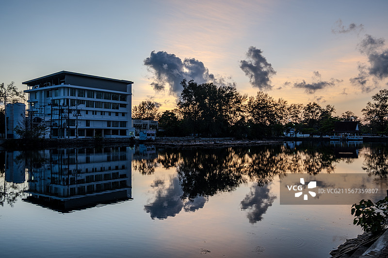 普吉岛日出前蓝调时刻图片素材