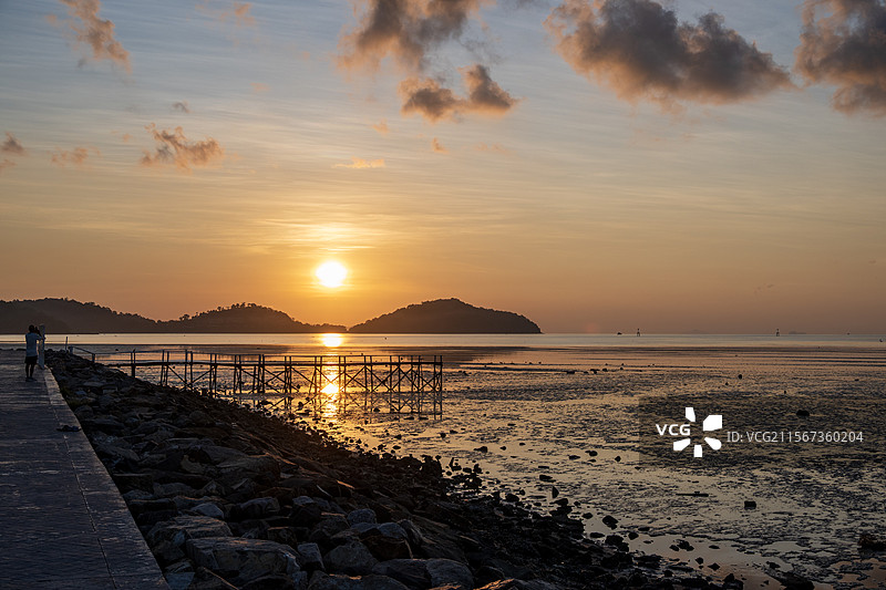 普吉岛海边公园日出图片素材