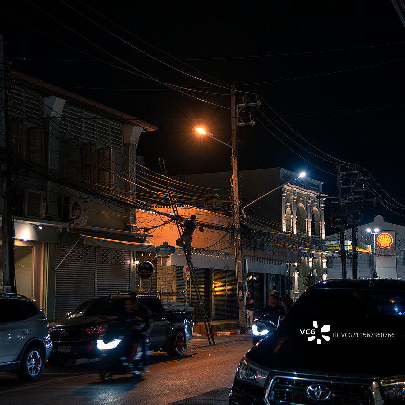 普吉镇夜晚维修电力的工人图片素材