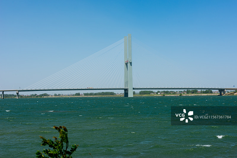 襄阳长寿岛隆中大桥与宽阔水域图片素材