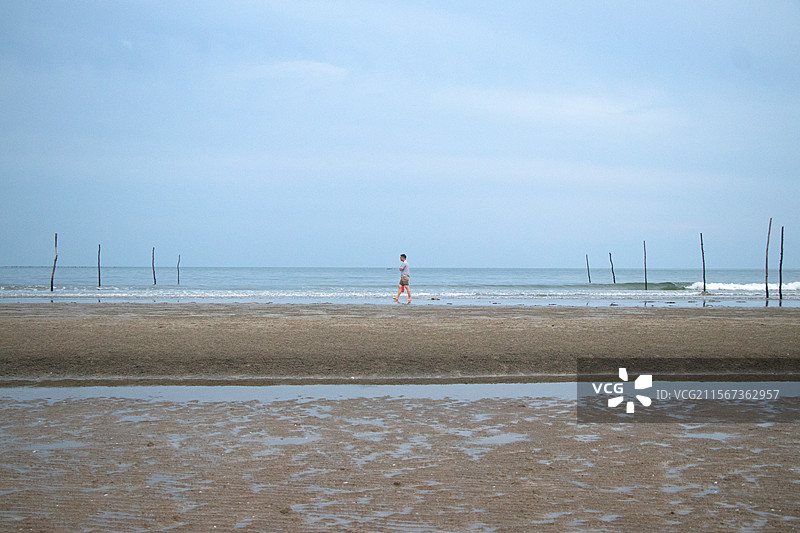 孤独的赶海人图片素材