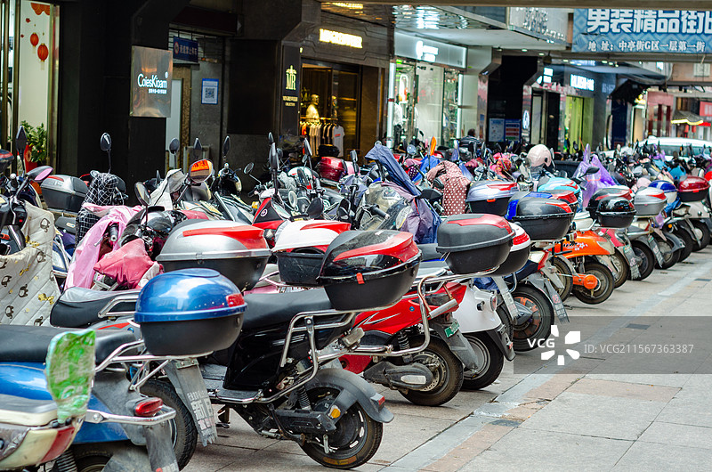 福州街头停放的大量的电动车和摩托车图片素材