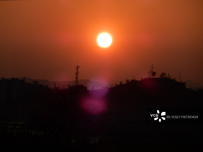 重庆市云阳县的太阳和余晖中的城市图片素材