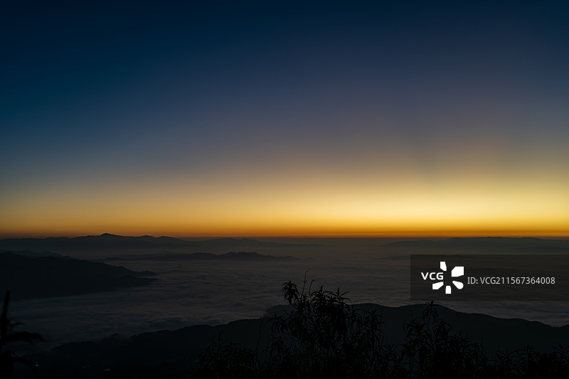 山间晨曦云海壮丽景象图片素材