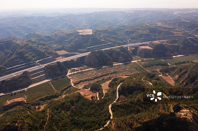 穿行在丘岭的高速公路图片素材