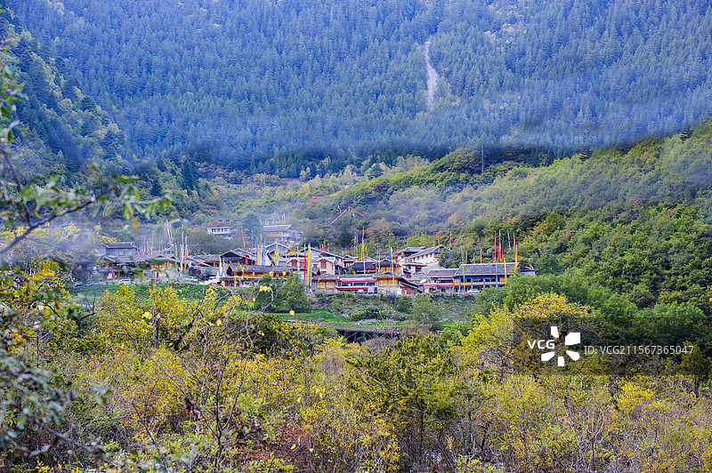 四川九寨沟插着经幡的藏族村寨远景图图片素材