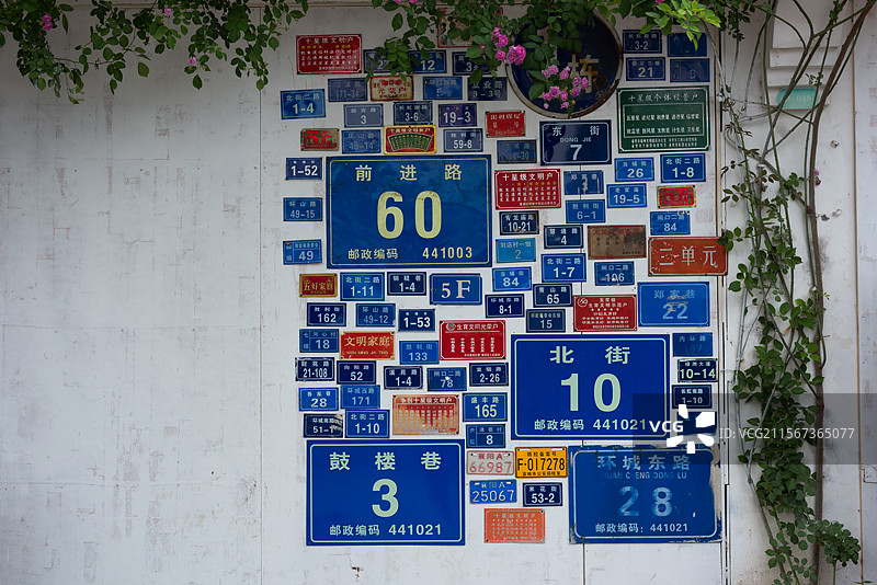 墙上的各种门牌号码和指示牌图片素材