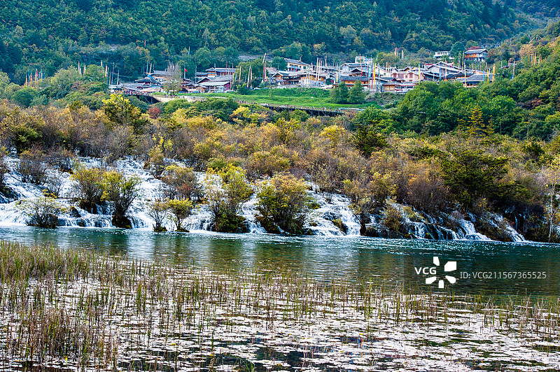 四川九寨沟插着经幡的藏族村寨远景图图片素材