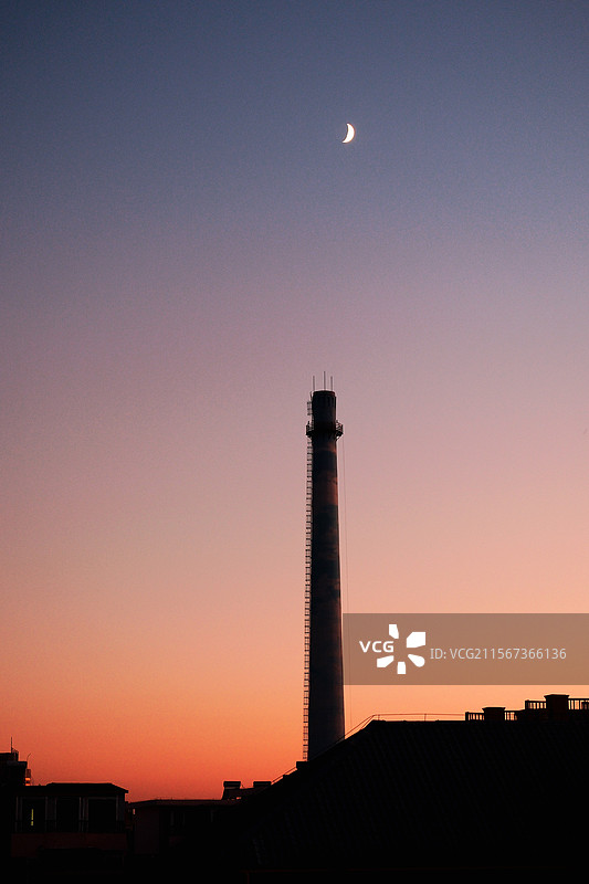 夜晚。月色。高清风景。高清背景图。水塔。月牙。夜空。夜幕图片素材