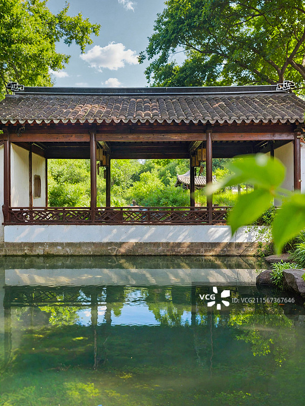 初夏蓝天白云下的江苏无锡锡惠公园惠山古镇寄畅园内的先月榭图片素材