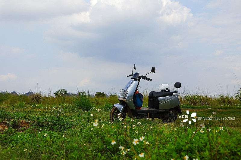 蘑菇云朵下停在草坪上的小电车图片素材
