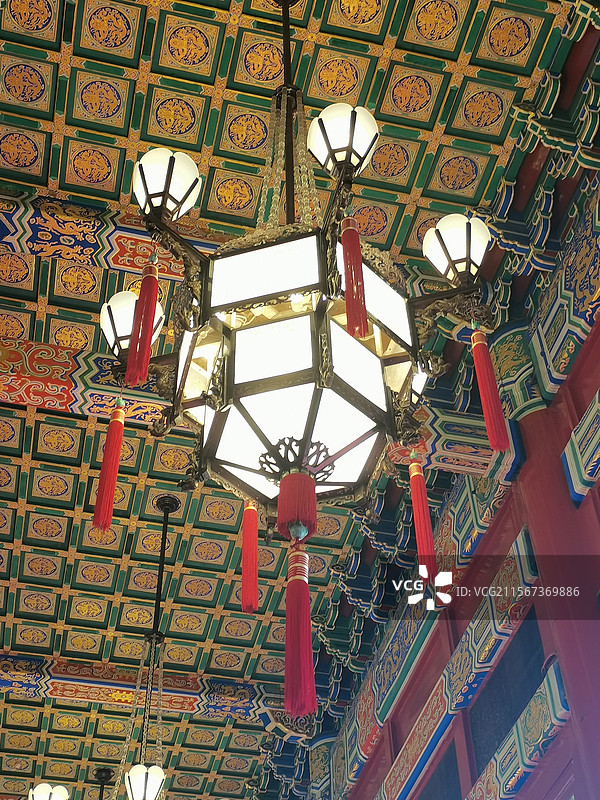 天安门城楼内精美的传统灯笼图片素材