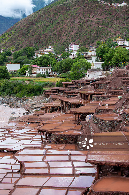 芒康县盐井村图片素材
