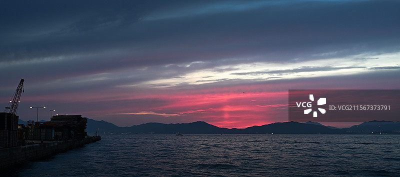 香港中西区海滨长廊的落日与蓝调时刻图片素材