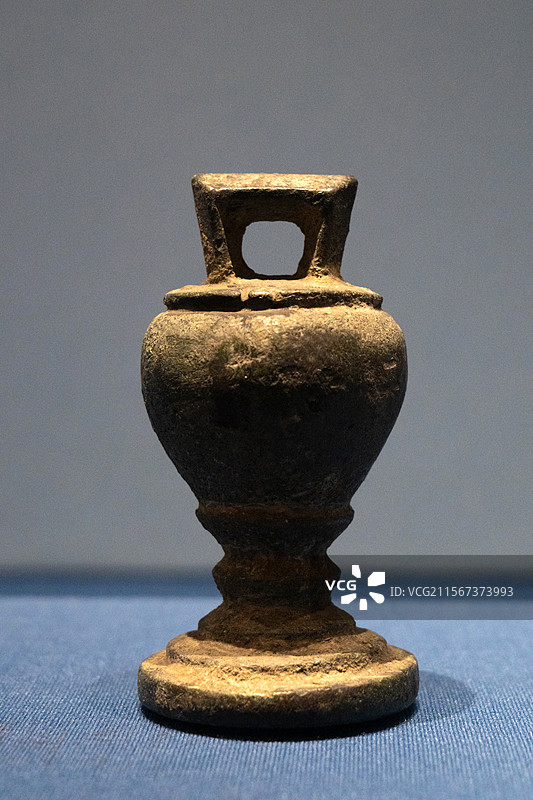 方系圆体“二十”铭文铜权（国家三级文物） 元朝时期 山东省济宁市博物馆（文化中心新馆）图片素材