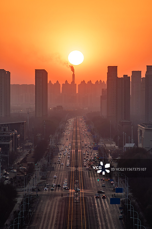 夕阳下的城市街道有轨电车铁轨图片素材