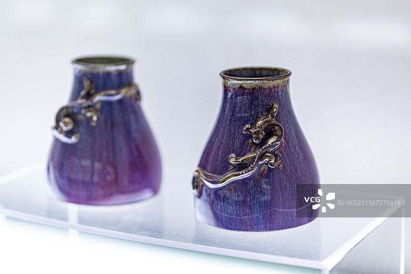 瓷器天津博物馆藏清雍正款窑变釉贴塑螭虎纹鱼篓尊图片素材