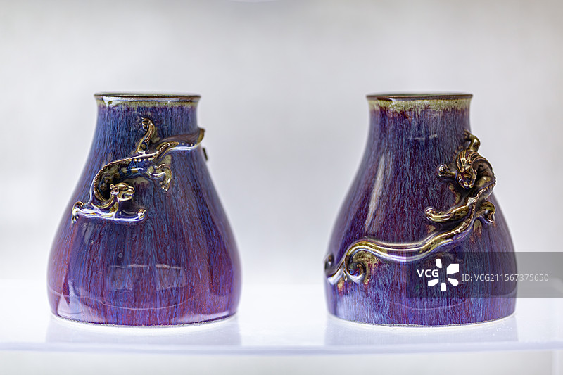 瓷器天津博物馆藏清雍正款窑变釉贴塑螭虎纹鱼篓尊图片素材