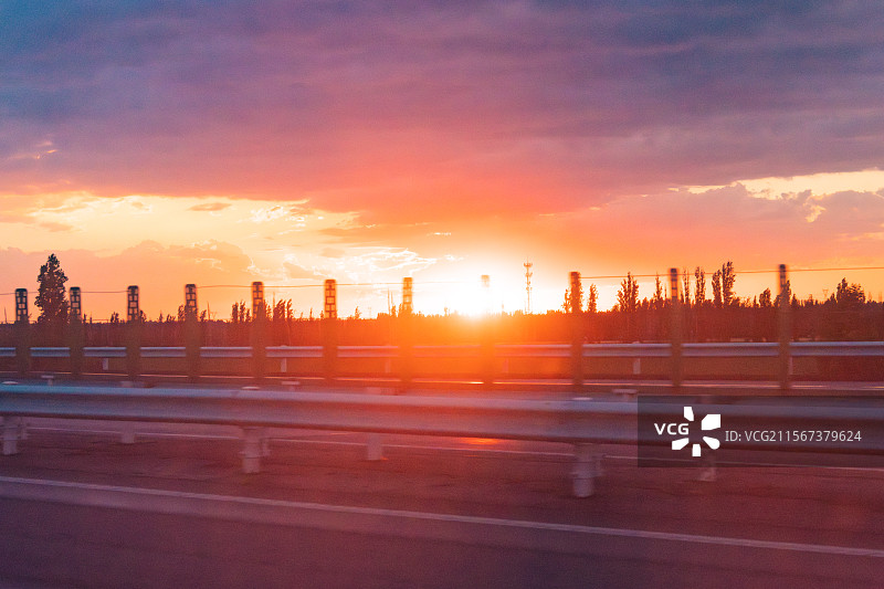 独库公路夏季晚霞自驾风景图片素材