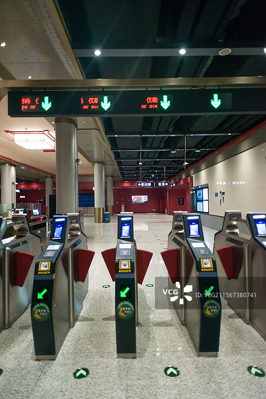 北京地铁11号线出入口刷卡自助闸机图片素材