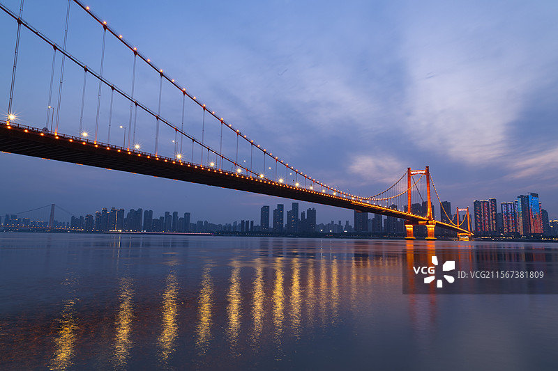 武汉鹦鹉洲长江大桥绝美亮灯图片素材