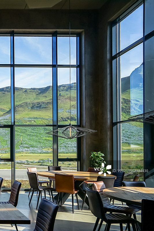 冰岛，维克小镇，现代豪华餐厅内部，落地玻璃景观图片素材