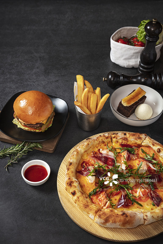 披萨和牛肉汉堡套餐图片素材