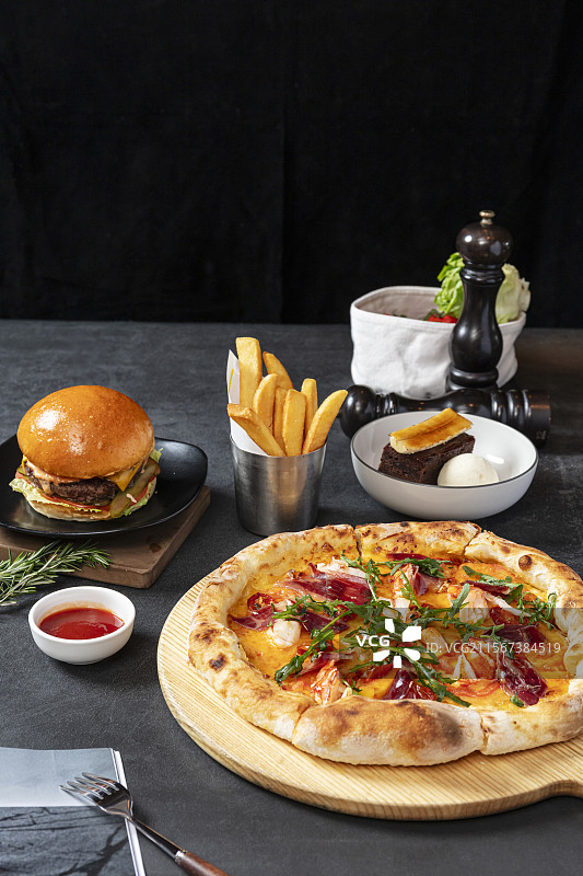 披萨和牛肉汉堡套餐图片素材