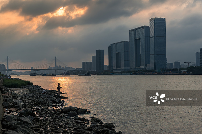 广州之窗商务港和钓鱼人图片素材