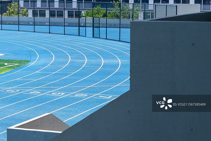 高校校园的操场跑道图片素材