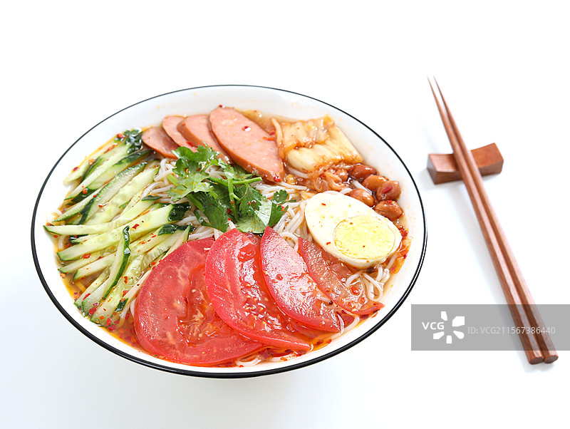 白色桌面上的一碗特色美食东北冷面朝鲜冷面图片素材