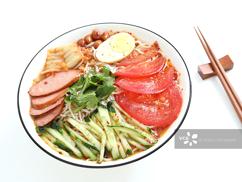 白色桌面上的一碗特色美食东北冷面朝鲜冷面图片素材