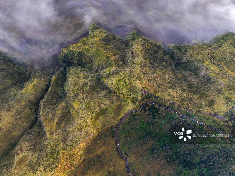 穿越云端的朝圣之路：布罗莫火山登山道航拍图片素材