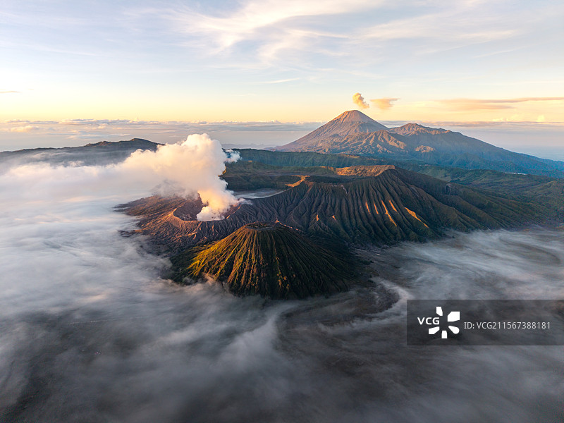 活火山与云雾共舞：东爪哇布罗莫的清晨图片素材