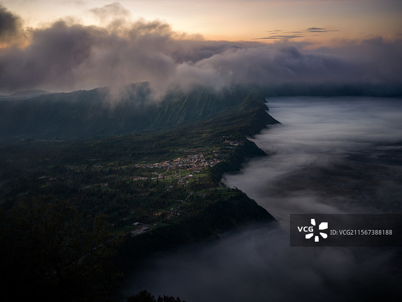 晨光下的边缘世界：布罗莫火山圈谷风光图片素材