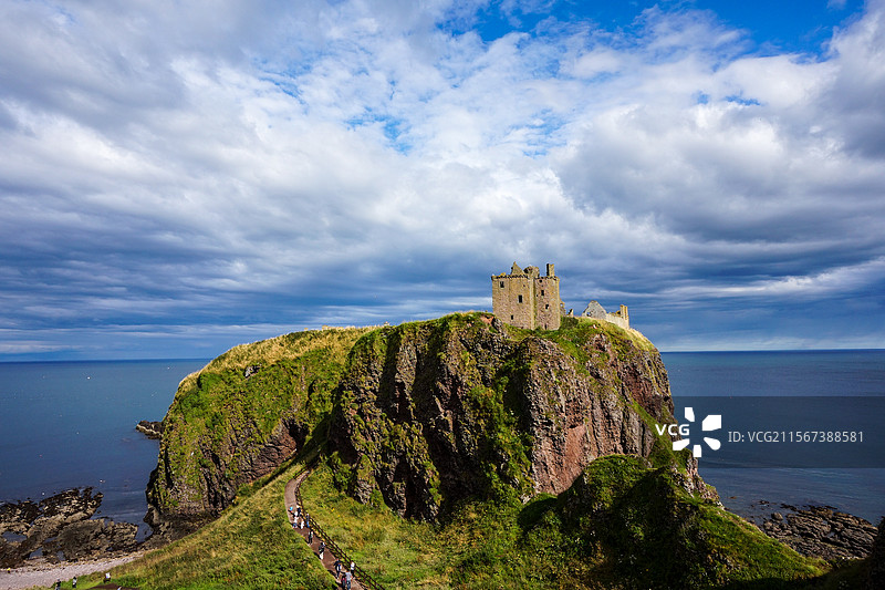 屹立在北海边上的英国苏格兰阿伯丁附近的邓诺特城堡风光图片素材