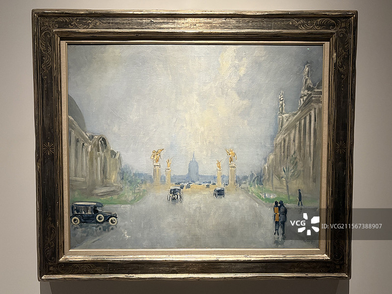 上海博物馆国际借展（印象派经典）—日本pola美术馆藏凯斯·凡·东根《通往荣军院的街道》/金色雕塑图片素材